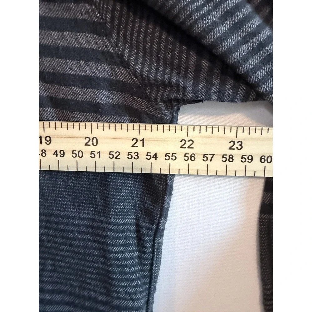 Levis Mens Large Gray Button Up Shirt Striped Casual Travel Regular Fit